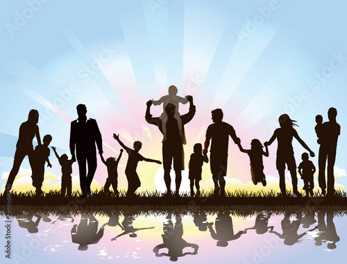 Familien freuen sich am Sonnenaufgang