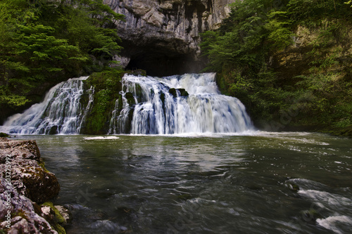 Cascade paradisiaque et source d'eau en France