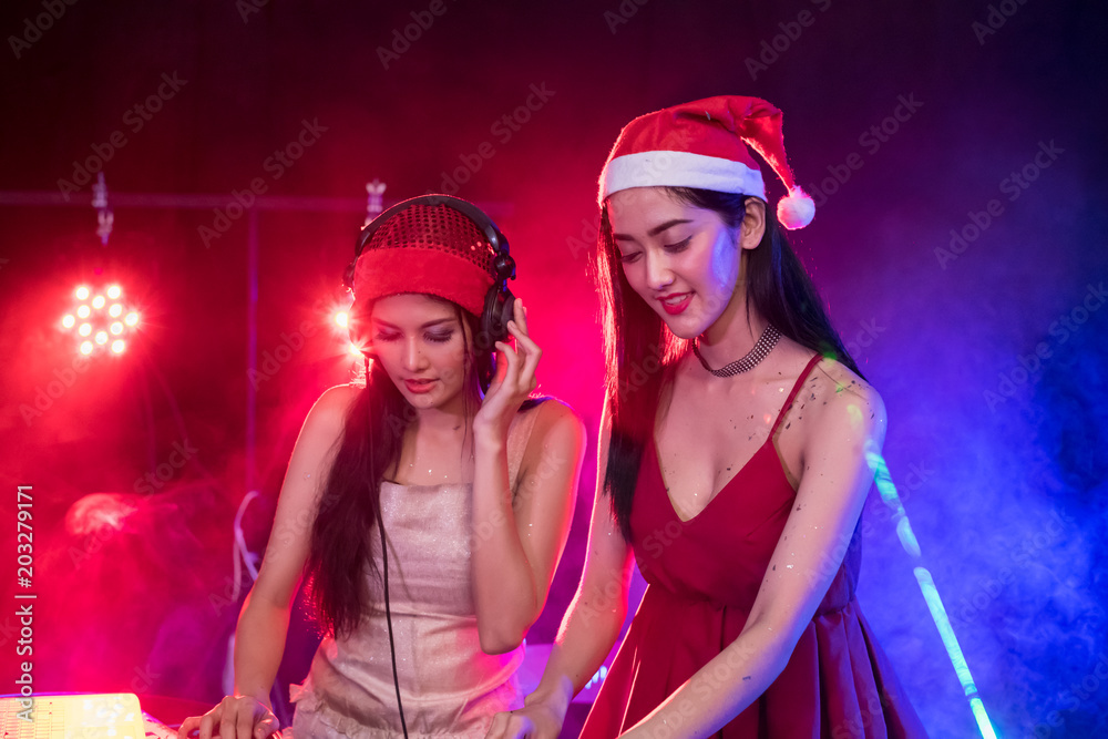 One night in the entertainment venue, people are celebrating the party. One night in the entertainment venue, people are celebrating the party.