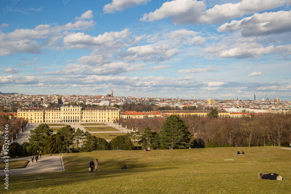 Sehenswürdigkeiten von Wien: Schloss Schönbrunn mit Gloriette und Panoramablick auf Wien