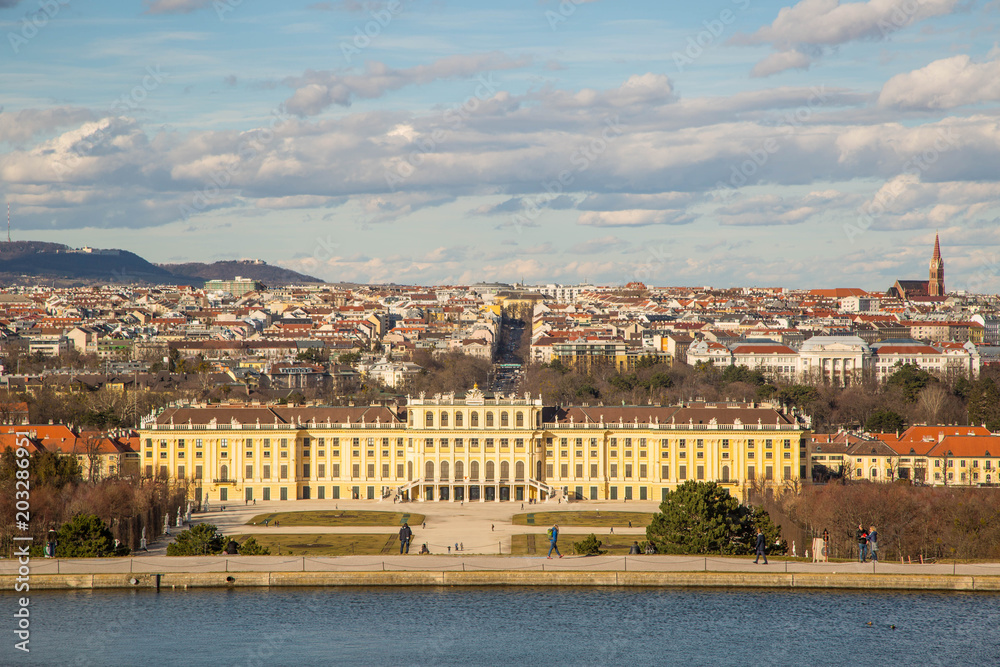 Sehenswürdigkeiten von Wien: Schloss Schönbrunn mit Gloriette und Panoramablick auf Wien