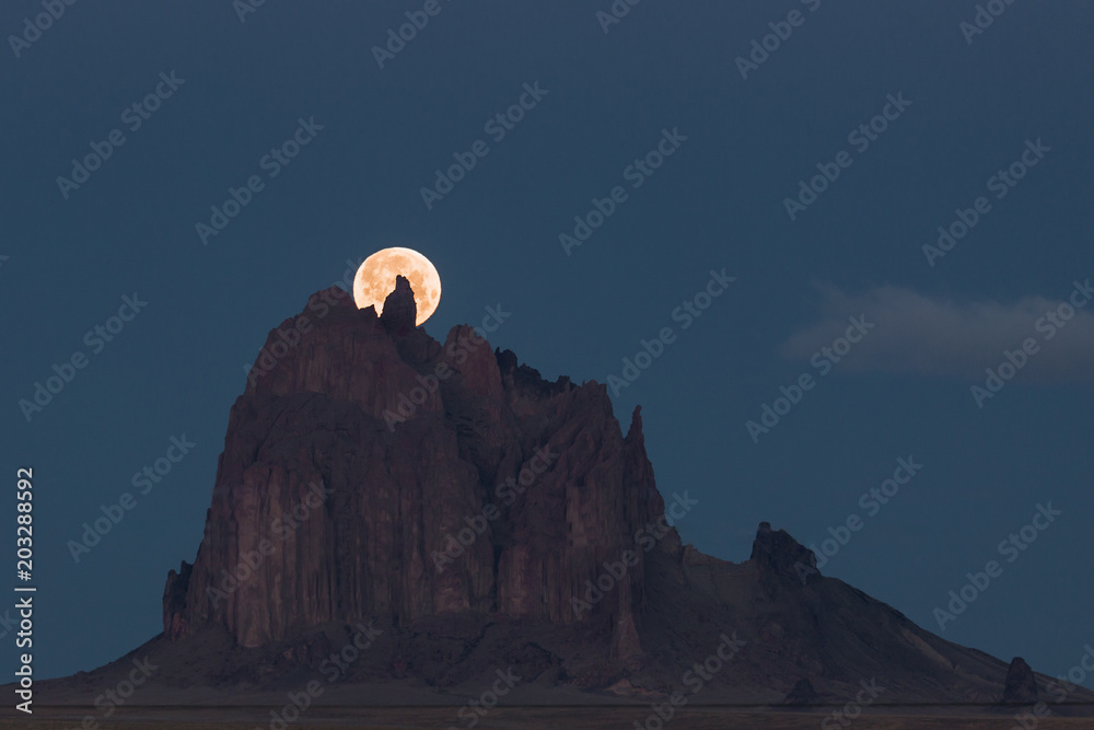 Obraz premium Moonrise at Shiprock