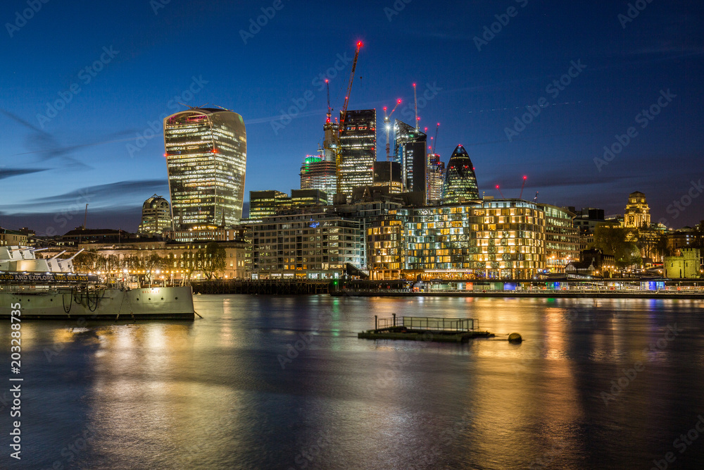 Fototapeta premium London zur blauen Stunde
