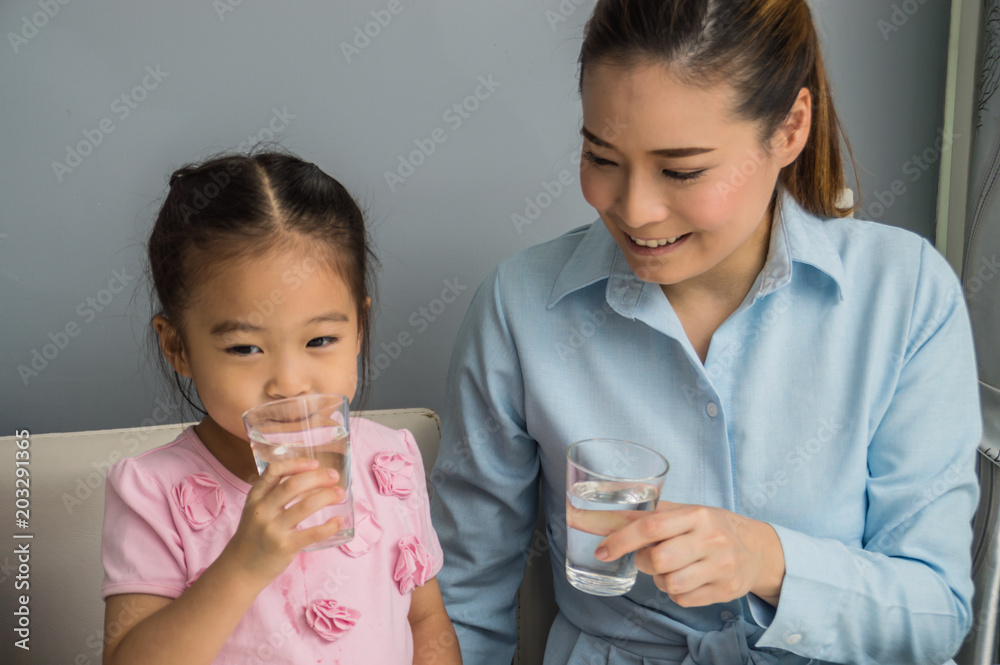 Girls and parents wake up to drink water in the morning. Girls and parents wake up to drink water in the morning.