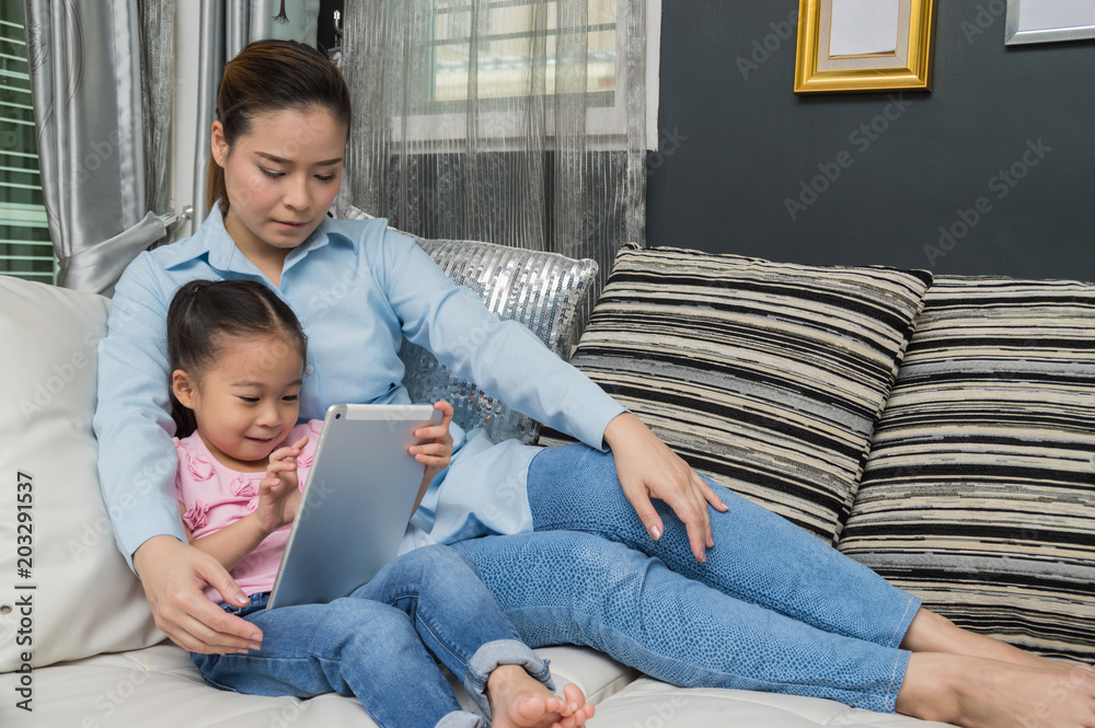 Young girls and parents are showing love in the home. Young girls and parents are showing love in the home.
