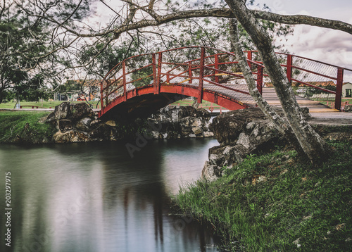 ponte sobre o lago