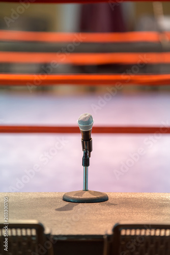 Fotografie announcer microphone on table before boxing ring