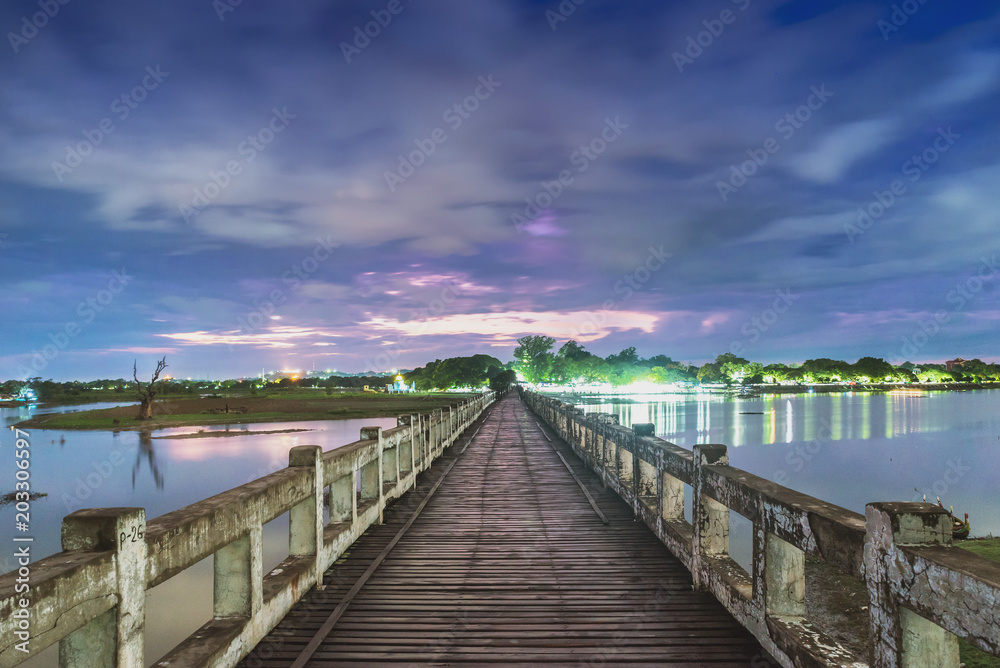 Fototapeta U Bein Bridge, struktura drewna most w pobliżu Mandalay, spokojne i piękne miejsce, Myanmar