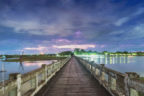 Fototapeta U Bein Bridge, struktura drewna most w pobliżu Mandalay, spokojne i piękne miejsce, Myanmar