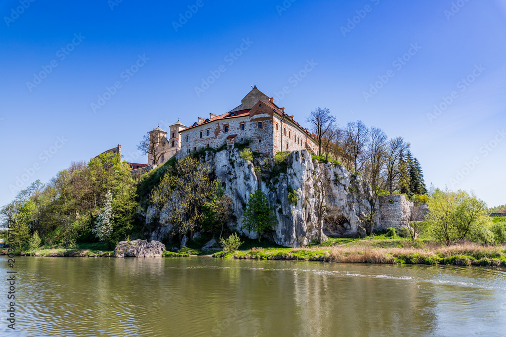 L'Abbaye de Tyniec vue depuis un bateau sur Le Vistule L'Abbaye de Tyniec vue depuis un bateau sur Le Vistule