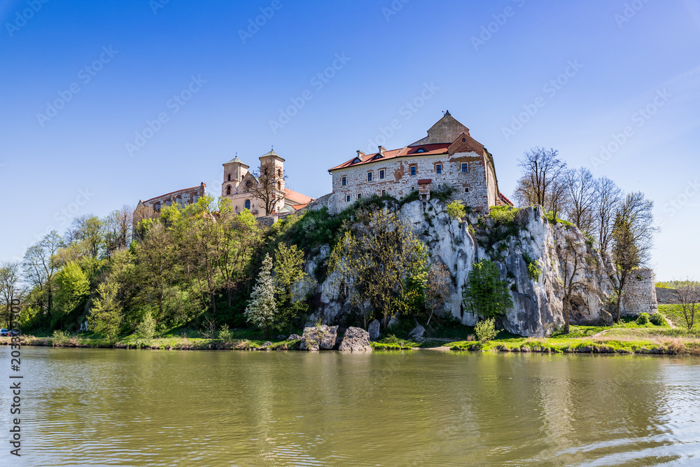 L'Abbaye de Tyniec vue depuis un bateau sur Le Vistule