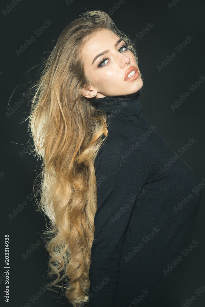 kaos Evolve Banzai Gorgeous long hair. Beautiful girl face makeup. Sensual blonde model in  black clothes. Passionate sexy attractive beautiful blonde girl with  healthy long hair, perfect makeup. Fashion woman hair style Stock Photo 
