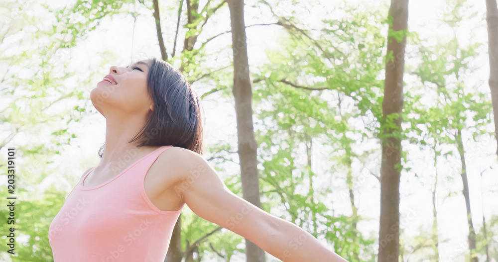 Naklejka premium woman feel free in forest