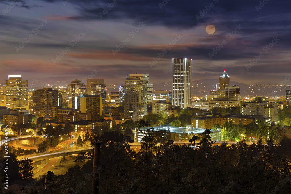 Fototapeta premium Full Moon Rising over Downtown Portland