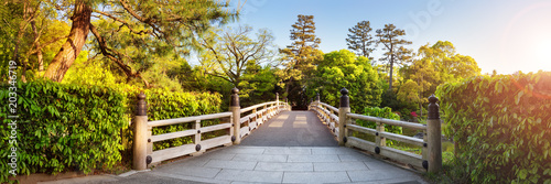 Fototapeta Kyoto Gyoen National garden, Japan. Piękny park z mostem na wiosnę