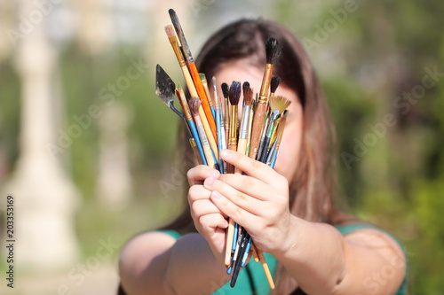 девушка рисует картину в парке на свежем воздухе 