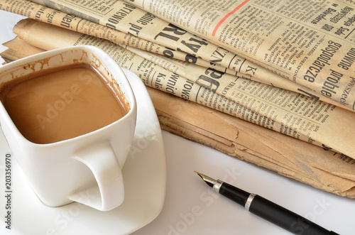 gazety i filiżanka kawy