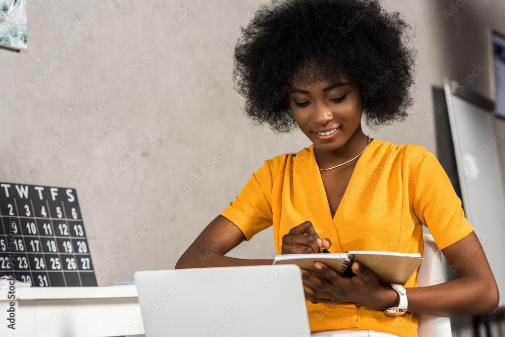 Fotografie portrait of smiling african american female freelancer working at home