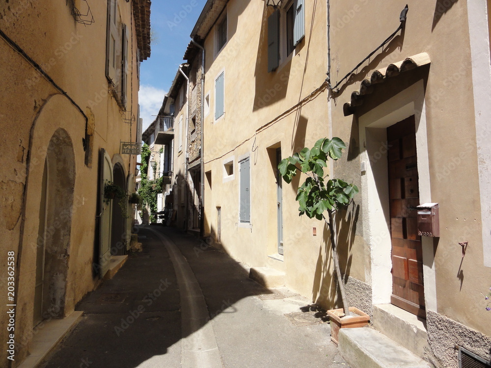 Un rue étroite en Provence - France