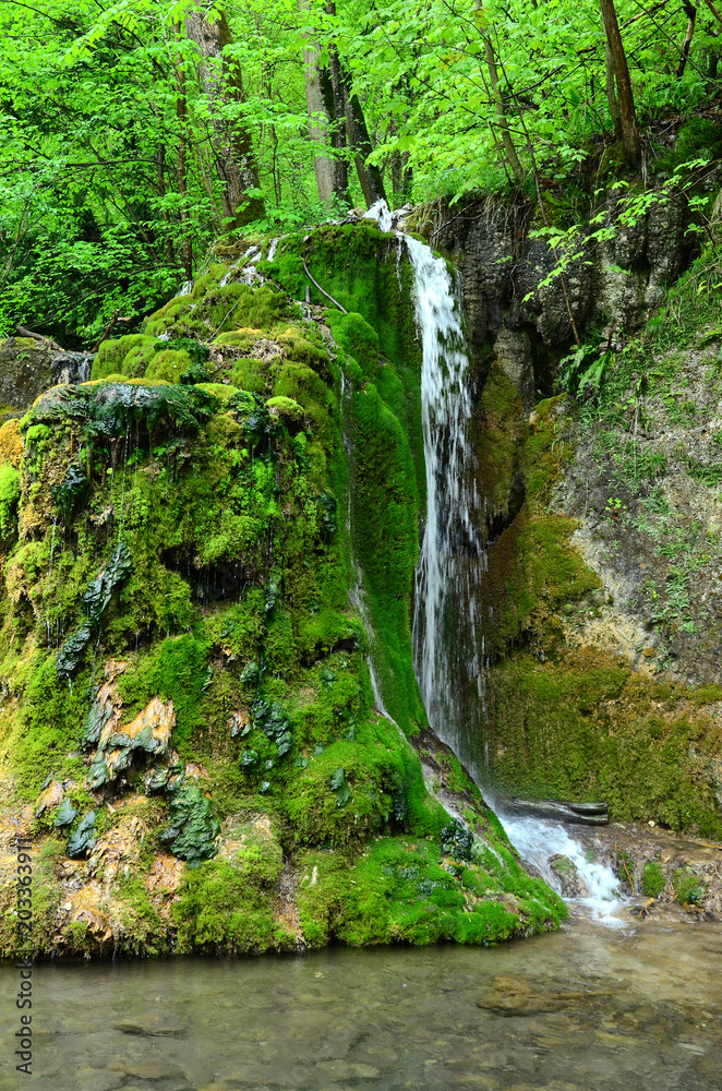 Guetersteiner Wasserfall am Albtrauf der Schwaebischen Alb Guetersteiner Wasserfall am Albtrauf der Schwaebischen Alb