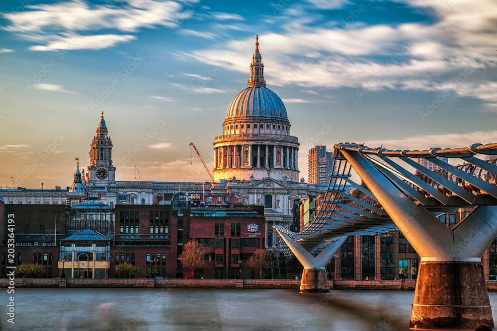 Fototapeta premium St. Paul's Cathedral and the Millennium Bridge