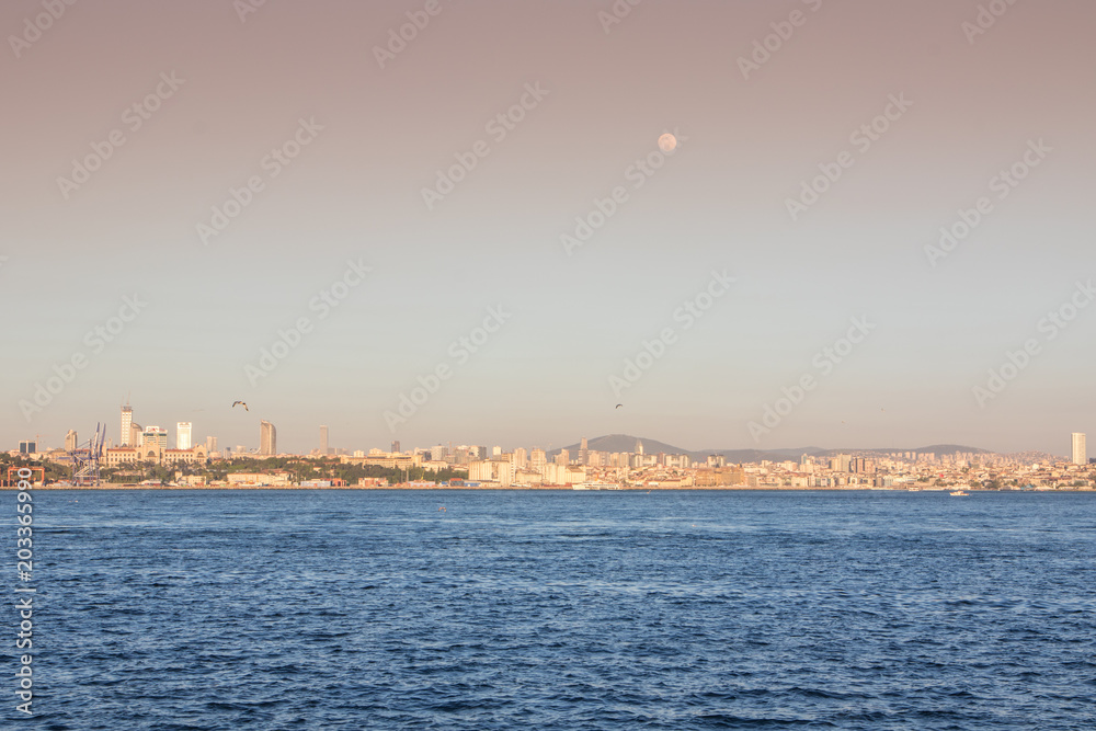 Himmel mit Mond am Bosporus Ufer, Istanbul