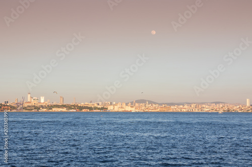Himmel mit Mond am Bosporus Ufer, Istanbul © Michael Eichhammer