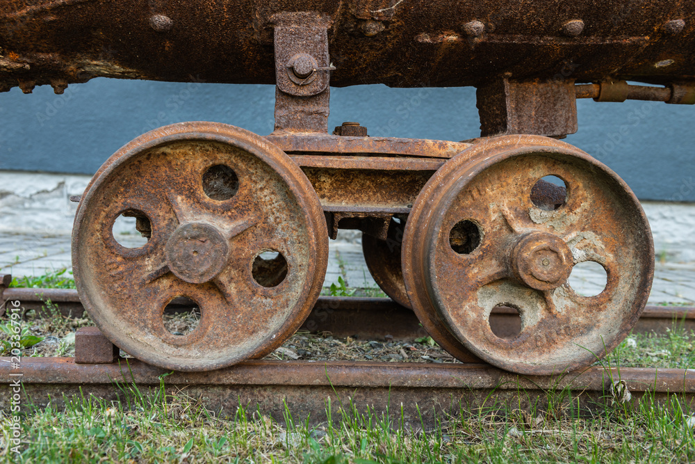 Räder einer Güterlore aus einem Bergwerk Räder einer Güterlore aus einem Bergwerk