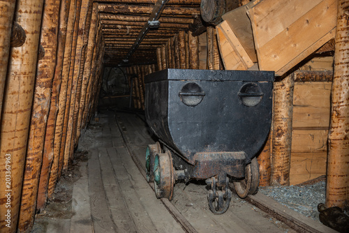 Alte Güterlore in einem Bergwerk