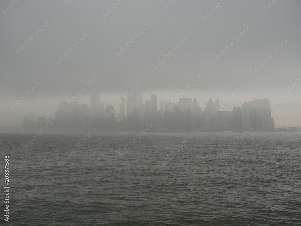 Naklejka premium New York sous le brouillard