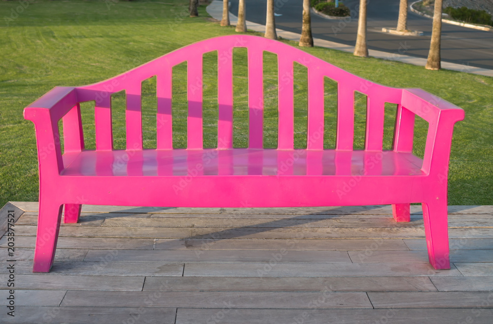 Pinkfarbene Ruhebank auf einer Wiese Pinkfarbene Ruhebank auf einer Wiese