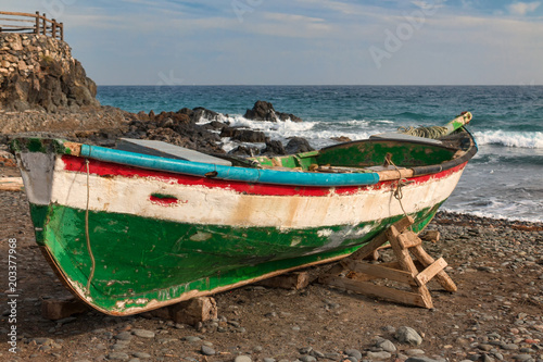 Altes Fischerboot am Strand des Atlantiks