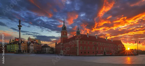 Fototapeta ognisty wschód słońca nad Zamkiem Królewskim w Warszawie