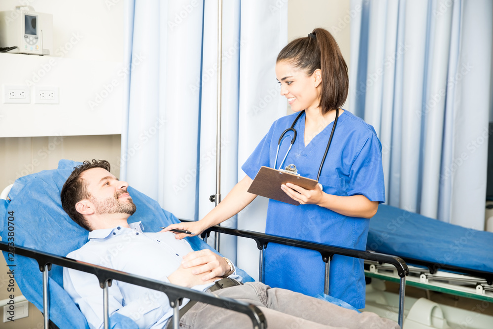 Obraz premium Doctor visiting a recovering patient