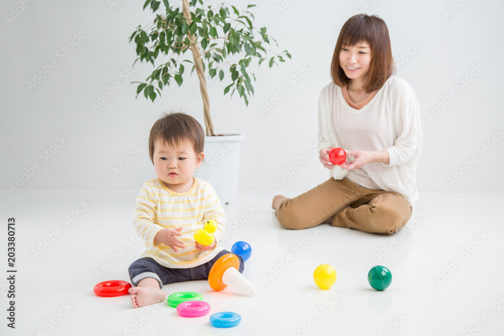 赤ちゃんと遊ぶ女性
赤ちゃんと遊ぶ女性