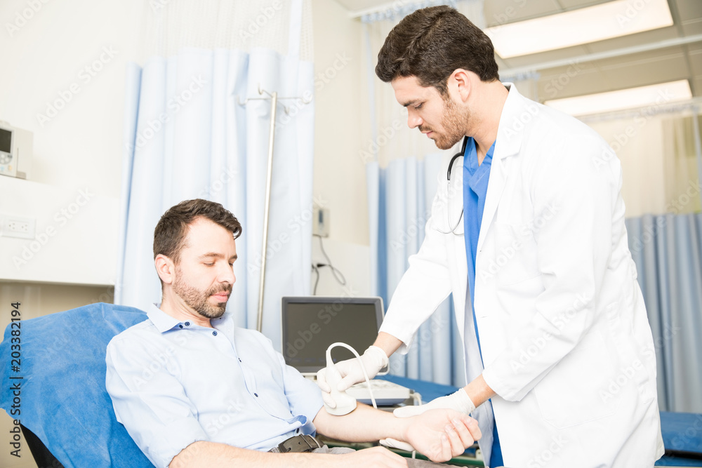 Obraz premium Man having an ultrasound on the arm