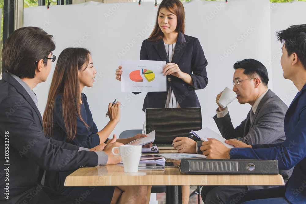 Business people are discussing work. Business people are discussing work.