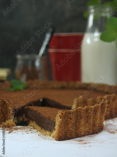 Tarta czekoladowa na kruchym spodzie, ciasto z czekoladą i kakao, słodkie i wytrawne