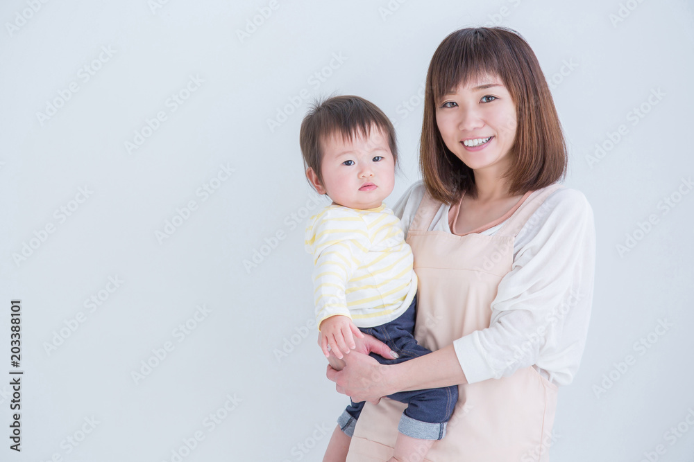 エプロン姿の女性と赤ちゃん
