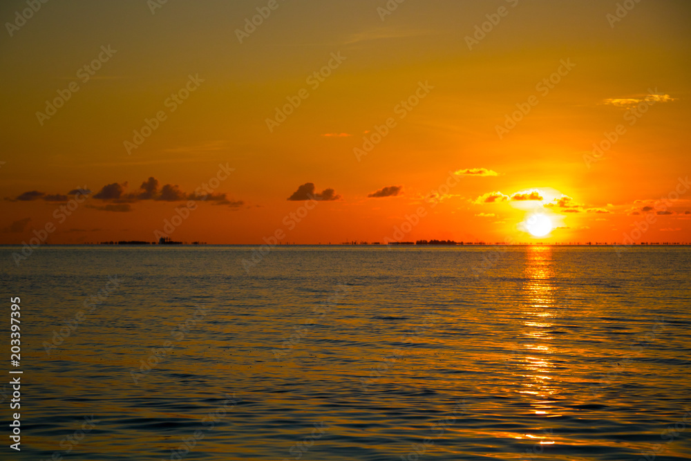 Obraz premium Beautiful sunrise over the tropical beach