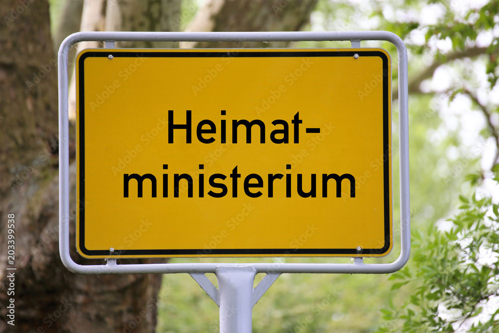 Ortschild mit dem Schriftzug Heimatministerium Ortschild mit dem Schriftzug Heimatministerium