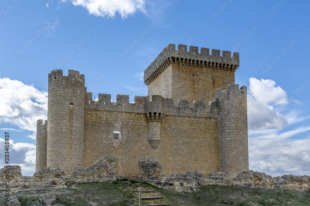 Castillo del pueblo de Villalonso en la provincia de Zamora España en un día soleado de invierno