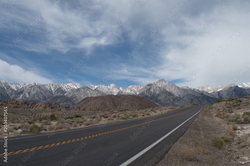 Fototapeta premium Road to the Sierras 