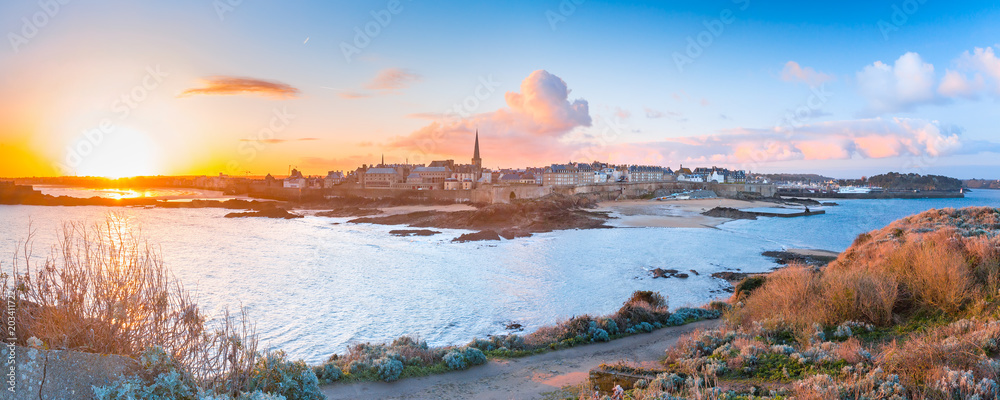 Panoramic view of walled city Saint-Malo with St Vincent Cathedral at sunrise. Saint-Maol is famous port city of Privateers is known as city corsaire, Brittany, France - obrazy, fototapety, plakaty 