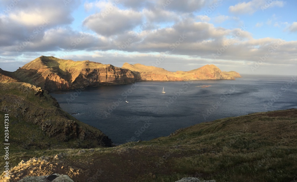 Costa con acantilados en la isla de Madeira, Portugal