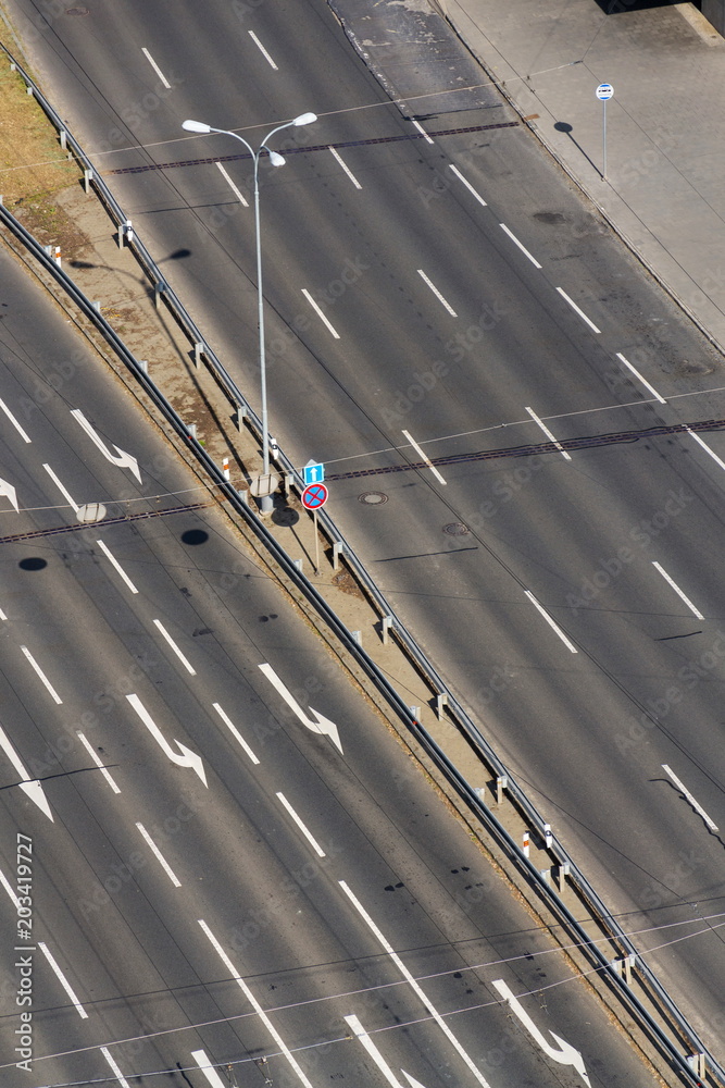 Obraz premium White arrows on driving lanes on empty road, autonomous technology