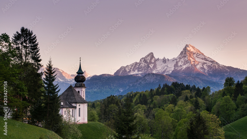 Kirche mit Berg