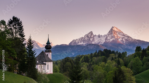 Kirche mit Berg