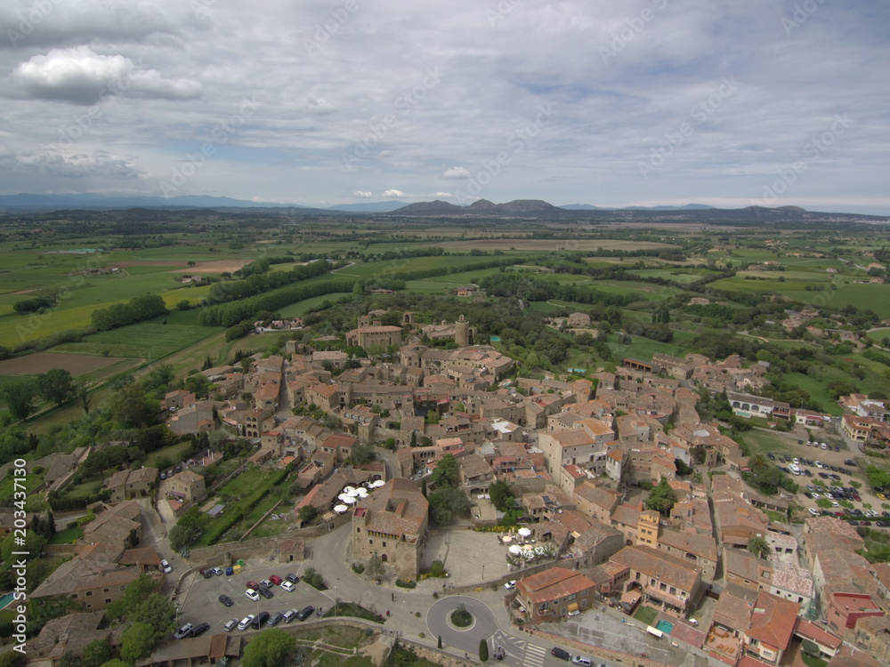 Drone en Pals, pueblo medieval del Ampurdan  en Girona, Costa Brava (Cataluña,España). Fotografia aerea con Dron.
