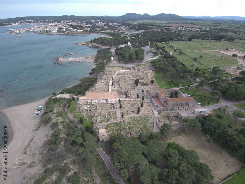 Drone en ruinas de Empúries, situadas en Sant Martí d'Empúries, cerca de la villa marinera de l'Escala en el Emporda,Gerona, Costa Brava (Cataluña,España). Fotografia aerea con Dron.